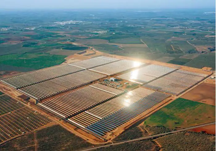Le CSP de SCHOTT Solar avec ses récepteurs haute performance comprenant des technologies de bac parabolique d'énergie solaire et de Fresnel linéaire