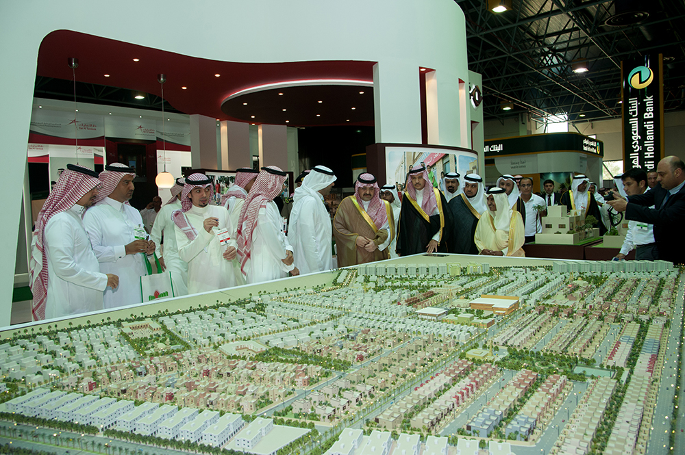 HRH Prince Misha'al bin Majed bin Abdulaziz looks on at Kinan's