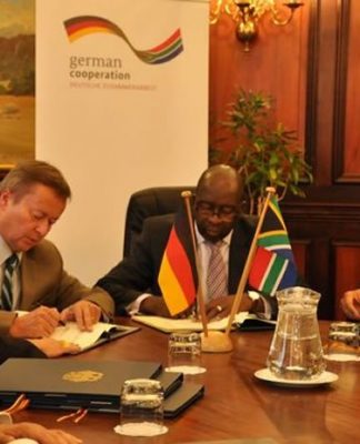 Deutscher Amb. Dr. Horst Freitag (2.vl) mit dem südafrikanischen Finanzminister Nene (3vl) bei der Vertragsunterzeichnung