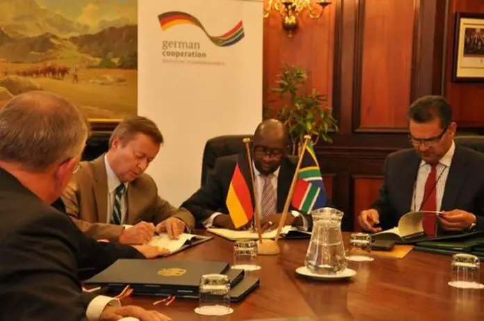 Deutscher Amb. Dr. Horst Freitag (2.vl) mit dem südafrikanischen Finanzminister Nene (3vl) bei der Vertragsunterzeichnung
