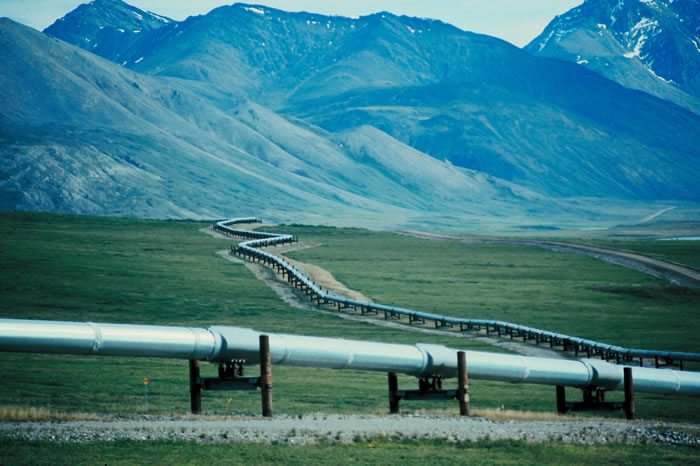 pipeline-againsat-mountain