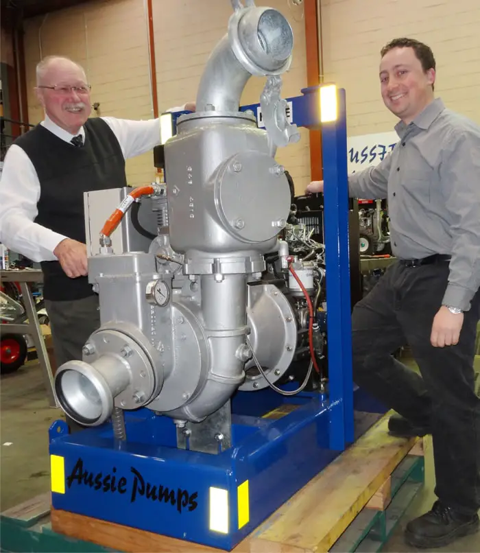 L'ingénieur en chef des pompes, John Hales et l'ingénieur de projet Jeremy Shelton présentent la nouvelle pompe Auto-Prime conçue pour offrir une percée en termes d'efficacité et de coût
