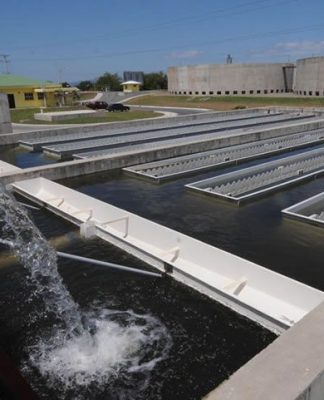 Les usines de traitement des eaux usées approvisionnent de nombreuses communautés et industries en eau utilisable