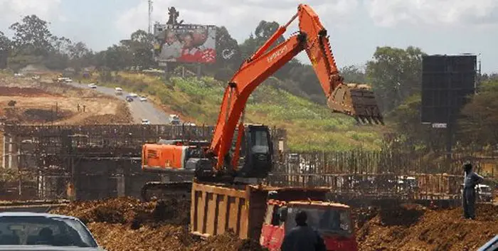 Travaux de construction de routes au Kenya