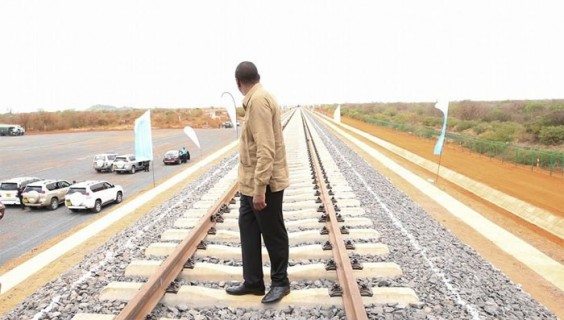 Kenias Präsident Uhuru Kenyatta inspiziert Abschnitte der Normalspurbahn