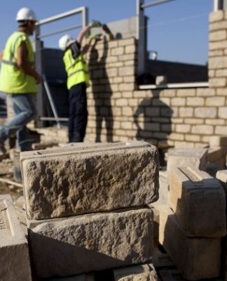 निर्माण उद्योग महासंघ (CIF) और मेटल एंड एलाइड नामीबियाई वर्कर्स यूनियन (Manwu) ने हाल ही में निर्माण उद्योग के लिए नए रोजगार की स्थिति पर एक संयुक्त समझौते पर हस्ताक्षर किए, जिसमें नामीबिया में निर्माण क्षेत्र के श्रमिकों के लिए न्यूनतम मजदूरी शामिल है