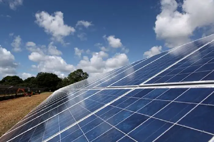 Bau von Solarenergieprojekten in Kenia