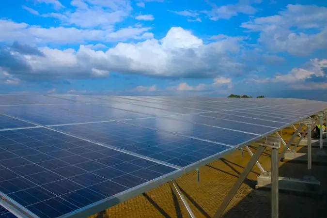 La technologie hybride solaire de Solarcentury au centre commercial Garden City au Kenya