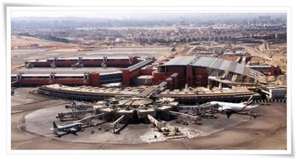 Bau des Terminals zwei des Flughafens Kairo in Ägypten auf Kurs