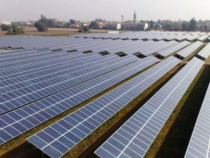Début de la construction d'une méga centrale solaire en Égypte