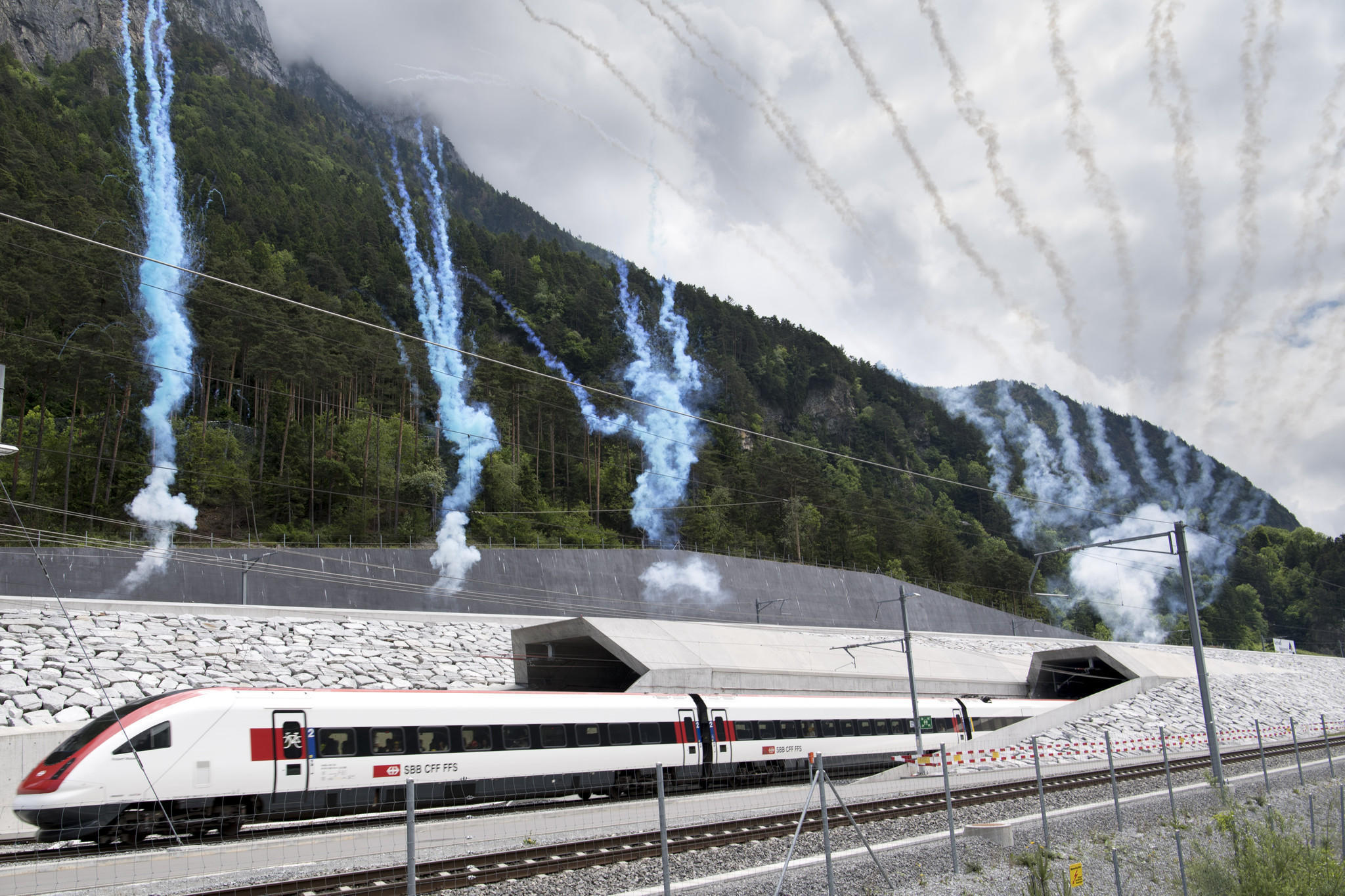 Suiza abre el túnel más largo y profundo del mundo