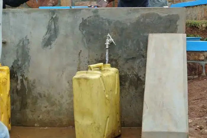 Proyecto de recolección de agua de lluvia en Ruanda acelera