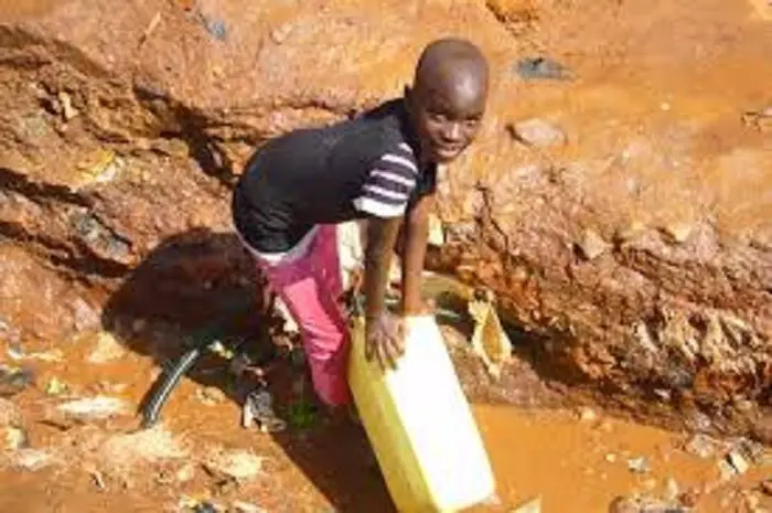 Des colons informels en Namibie boivent de l'eau insalubre