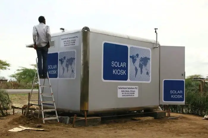 Primer quiosco solar fabricado localmente lanzado en Ghana