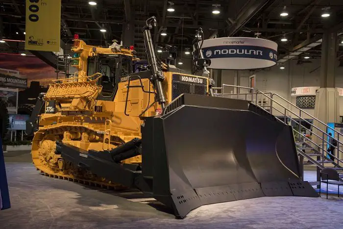 Komatsu America Corp.présente le nouveau bulldozer sur chenilles de commande de machine intelligente D375Ai-8