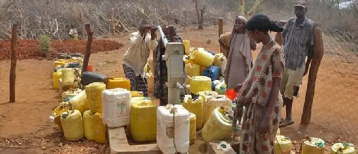 Moradores da cidade de Garissa protestam contra a persistente escassez de água