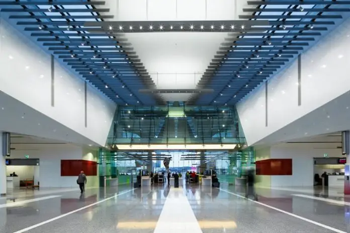 Lindner manufactures and installs high-quality interior solutions and façades for airports.