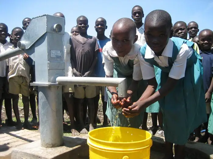 Gouverneure fordern die Umsetzung des Wassergesetzes in Kenia heraus