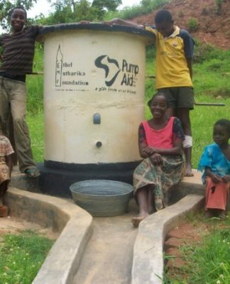 Waiakea sichert den Zugang zu Wasser durch die Installation von Elefantenpumpen in Afrika