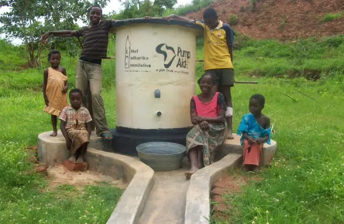 Waiakea respalda el acceso al agua mediante la instalación de bombas de elefantes en África