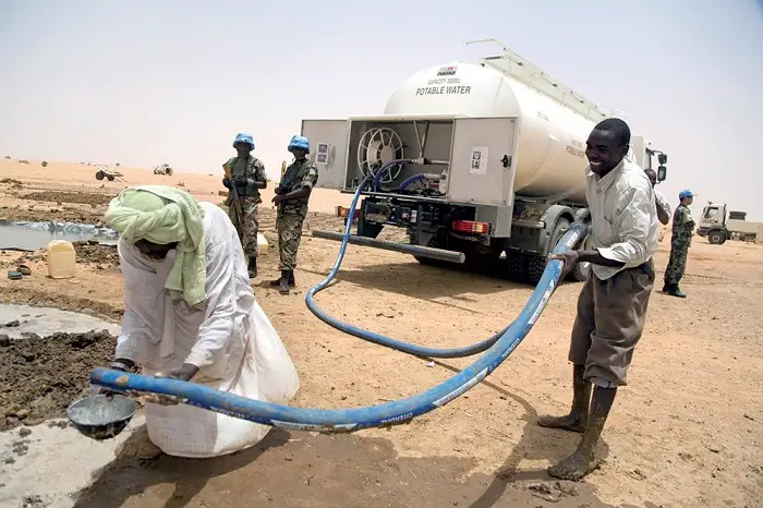 Tanker liefert sauberes Trinkwasser in Darfur