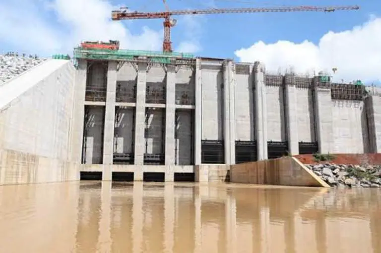Baubeginn des Wasserkraftwerks Lom-Pangar in Kamerun