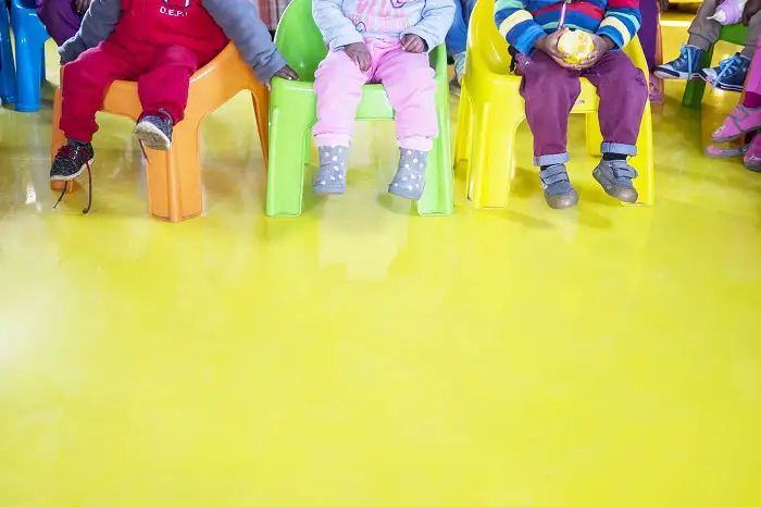 Der von Flowcrete gespendete Boden bringt Farbe und Sauberkeit in das Kinderzentrum