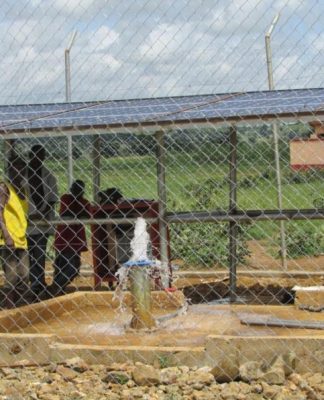 Mahdollisuus veden pumppaamiseen Afrikassa