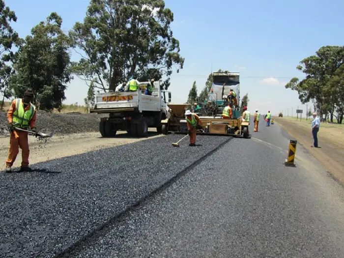 Beginn der Dualisierungsarbeiten am Nyamapanda Highway in Simbabwe