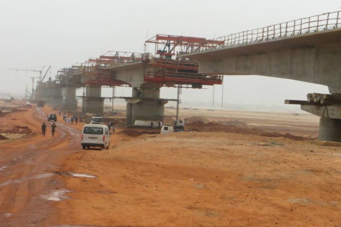 लाइबेरिया में दो ओवरहेड ब्रिज का निर्माण