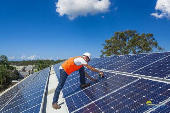 Auf dem Dach des nigerianischen Energieministeriums werden hybride Solar-Mini-Netze installiert