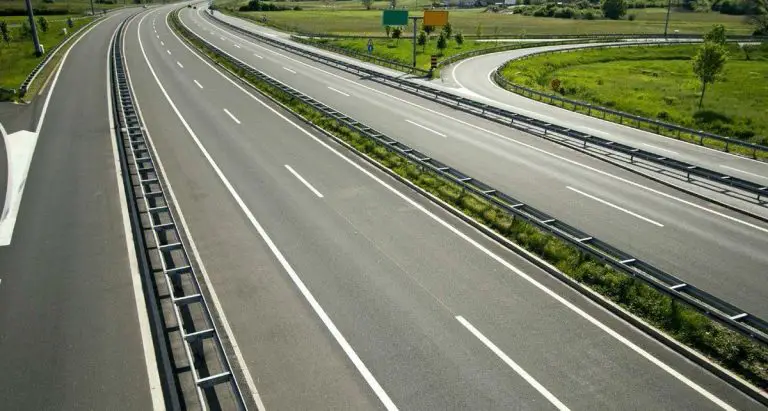 Der Bezirksrat von Suffolk vergibt den Auftrag für Autobahndienste