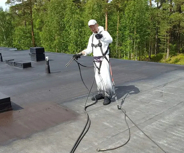 Imperméabilisation du toit avec du caoutchouc liquide SprayGrade