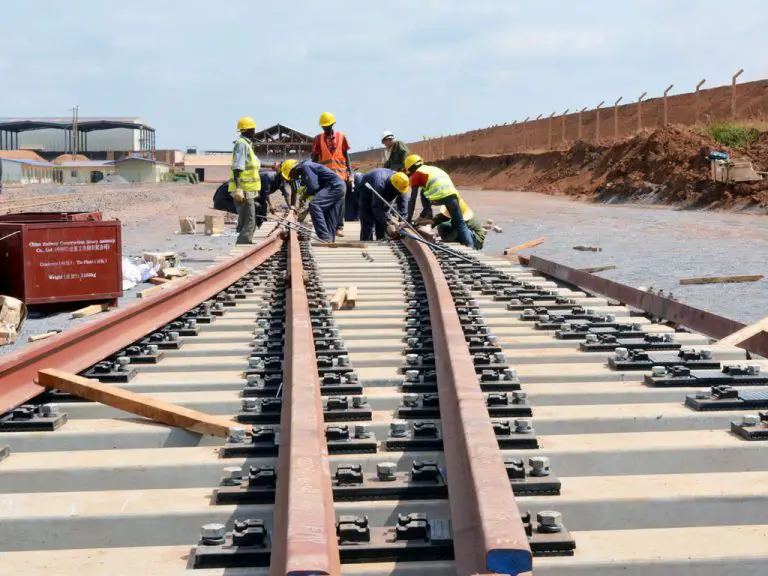 Die konstruksie van die Standard Gauge Railway in Kenia is naby voltooiing