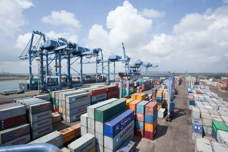 Nigeria pone en marcha equipos de manejo de carga en el puerto de Onne