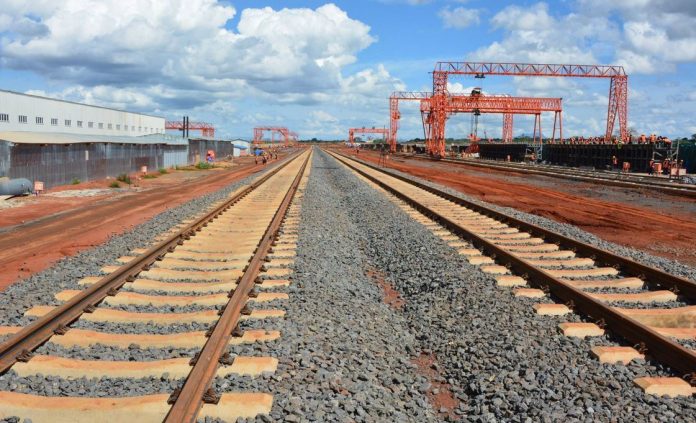 जिम्बाब्वे बोत्सवाना और मोजाम्बिक एक संयुक्त रेलवे विकसित करने के लिए