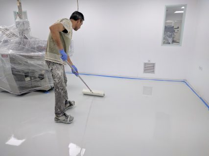 Facteurs à garder à l'esprit lors de l'installation de revêtements de sol époxy