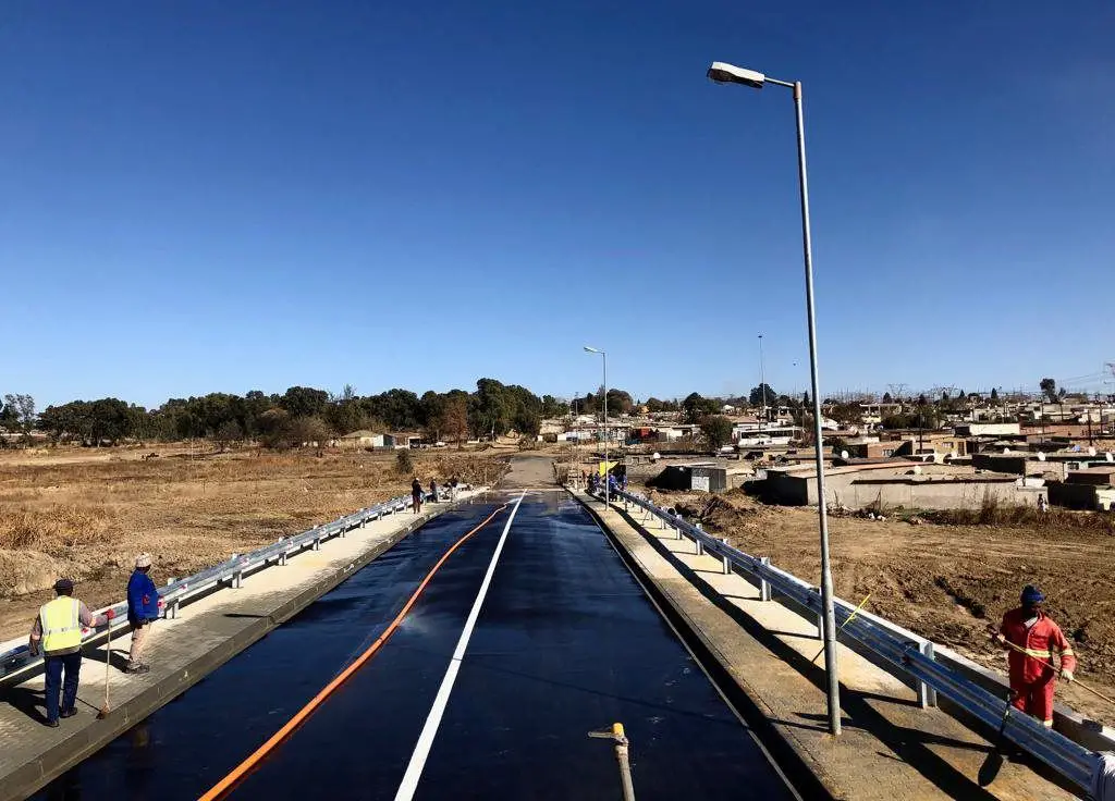 Construction of South Africa's Jakalasi Bridge in Gauteng complete