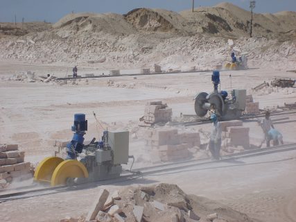 Importância do britador cônico sobre esteiras no canteiro de obras