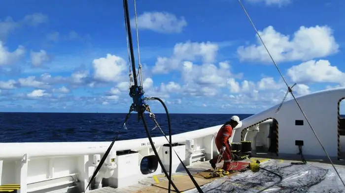 Die automatische Schmierung von SKF erhöht die Sicherheit und verlängert die Lebensdauer von Marinedrahtseilen