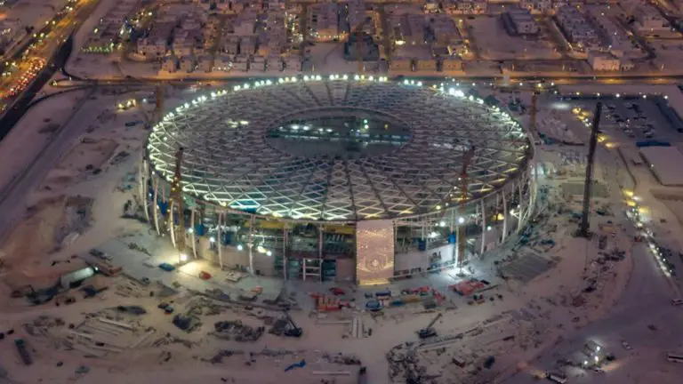 Bou van 40,000 sitplekke Al Thumama-stadion in Katar volgens skedule