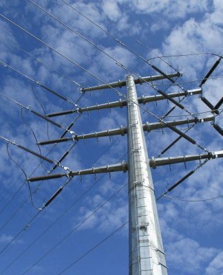 Torres tipo celosía para proyecto de transmisión y distribución de energía