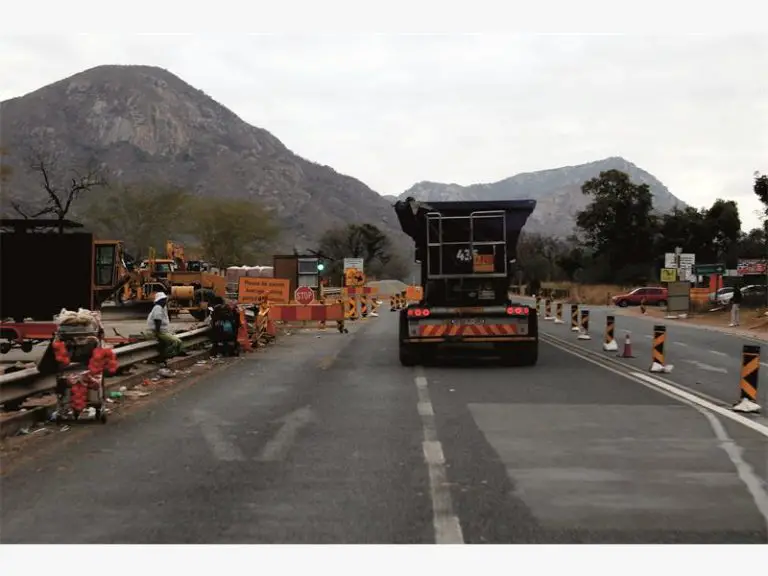 Upgrade funktioniert auf der Autobahn N4 in Südafrika auf Kurs
