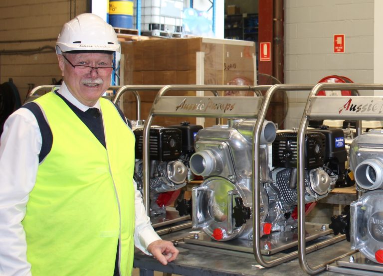 Aussie Pumps Chefingenieur, Mr. John Hales. Ein qualifizierter Ingenieur auf Lebenszeit, der in der Erdbewegungs- und Flüssigkeitsindustrie tätig ist.