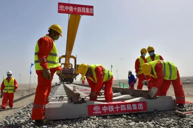Tracklaying starts on Ruoqiang?Hotan railway project in Xinjiang, China