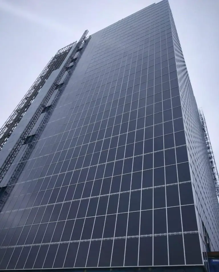 Интегрированная вертикальная солнечная фотоэлектрическая система в крупнейшем здании Индии