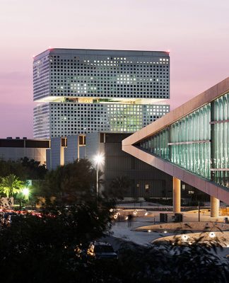 Волнообразный стеклянный фасад Национальной библиотеки Катара занимает общую площадь 5,500 квадратных метров.