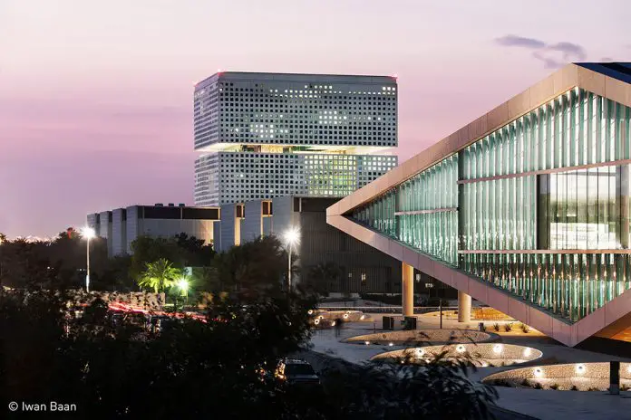 Katar Milli Kütüphanesi'nin dalga şeklindeki cam cephesi toplam 5,500 metrekarelik bir alanı kaplamaktadır.
