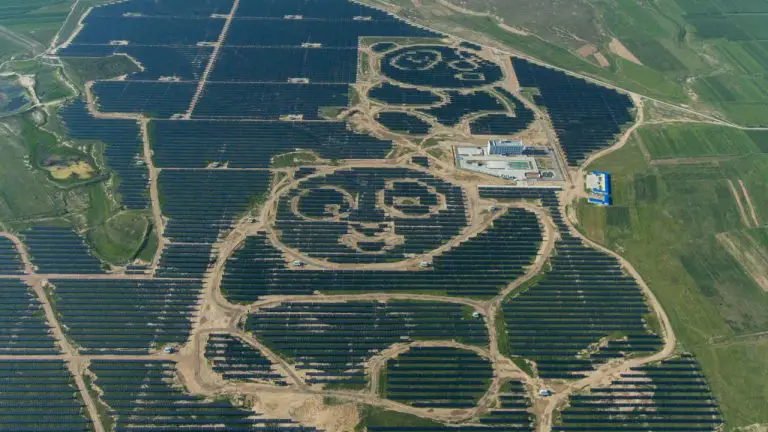 JinkoSolar inicia la construcción de Solar Park, China.