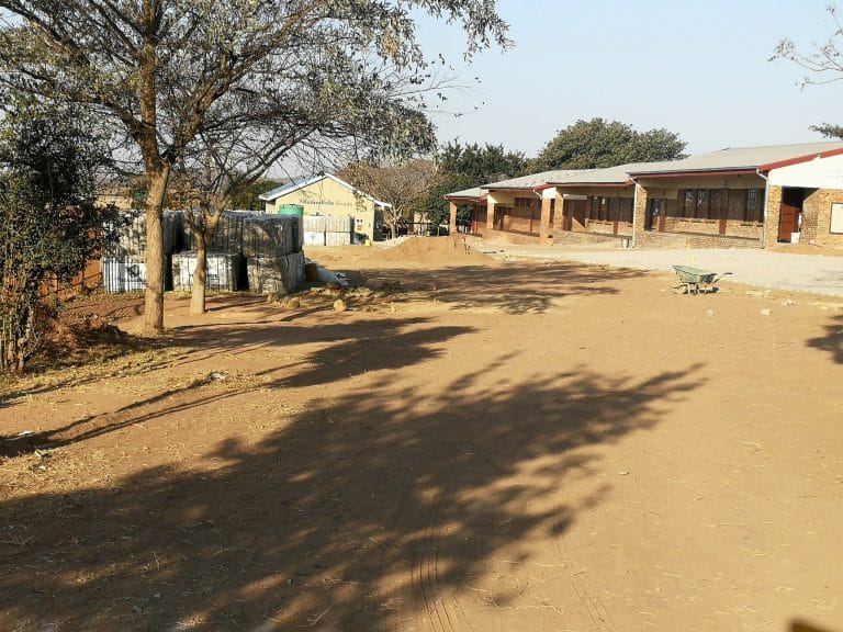 Unité de bureau conteneurisée et pavage donnés à l'école primaire du Mpumulanga par Rocla et Technocrete